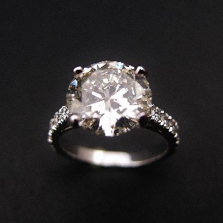 Solitaire en or gris 18k avec Diamant brillant 3.04 Cts M-VS1 + 0.30Cts.