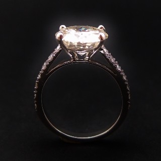 Solitaire en or gris 18k avec Diamant brillant 3.04 Cts M-VS1 + 0.30Cts.