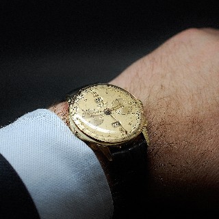 Montre Angelus Vintage Chronodato Triple Date Or jaune 18k mécanique Vers 1945.