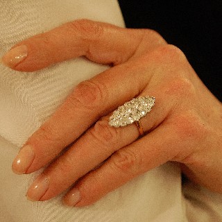 Bague Marquise en Or 18k et platine vers 1910 avec 2.4 Cts de Diamants . Bague Marquise en Or 18k et platine vers 1910 avec 2.4 Cts de Diamants .