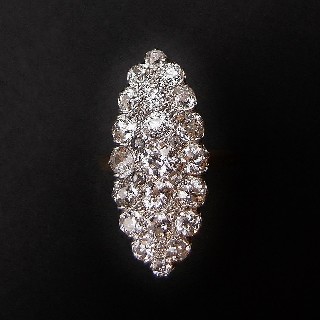 Bague Marquise en Or 18k et platine vers 1910 avec 2.4 Cts de Diamants  .