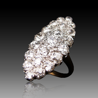 Bague Marquise en Or 18k et platine vers 1910 avec 2.4 Cts de Diamants  .