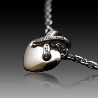 Collier Pendentif  ChaumetCoeur "Lien" or gris 18k diamants de 1999.