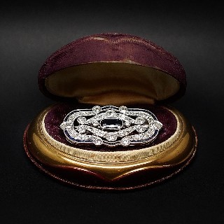 Broche en Or 18k et Platine Art Déco avec saphirs et Diamants. Broche en Or 18k et Platine Art Déco avec saphirs et Diamants.