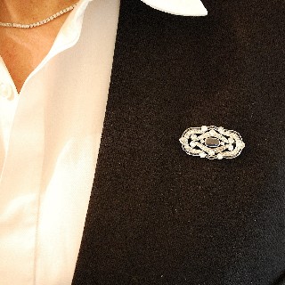 Broche en Or 18k et Platine Art Déco avec saphirs et Diamants. Broche en Or 18k et Platine Art Déco avec saphirs et Diamants.
