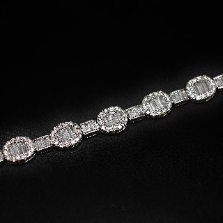 Bracelet en or gris 18 carats avec 4.09 Cts de Diamants