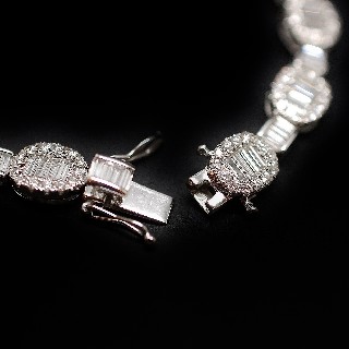 Bracelet en or gris 18 carats avec 4.09 Cts de Diamants