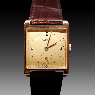 Montre Universal Geneve Vintage Carrée Or 18k mécanique Vers 1950.