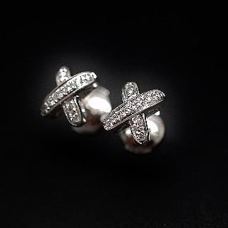 Boucles Oreilles  Chaumet "Lien" or gris 18k diamants vers 2010.