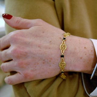 Bracelet en or jaune 18K avec Saphirs Vers 1900  . Poids: 13,10 gr 