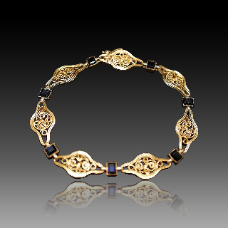 Bracelet en or jaune 18K avec Saphirs Vers 1900  . Poids: 13,10 gr 