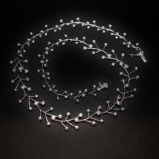 Collier en or gris 18k avec Diamants brillants  .