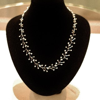 Collier en or gris 18k avec Diamants brillants  .