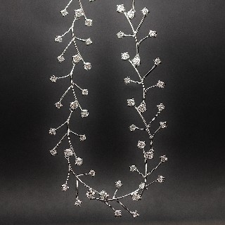 Collier en or gris 18k avec Diamants brillants . Collier en or gris 18k avec Diamants brillants .