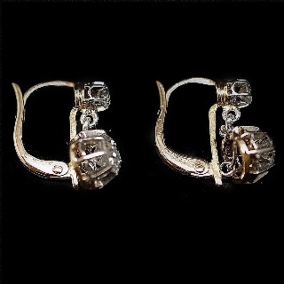  Boucles d'oreilles Dormeuses en or gris 18k et Platine vers 1930 avec Diamants.