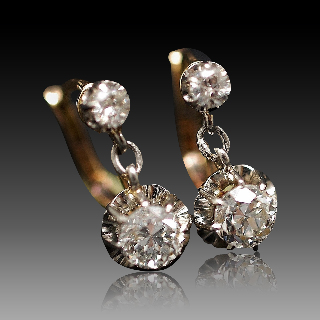  Boucles d'oreilles Dormeuses en or gris 18k et Platine vers 1930 avec Diamants.