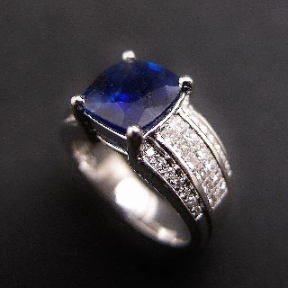 Bague Or gris 18 k Saphir 3.3 Ct Naturel non Chauffé Royal blue et Diamants .