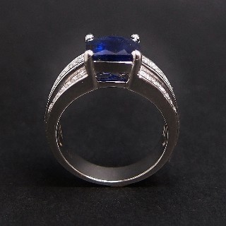 Bague Or gris 18 k Saphir 3.3 Ct Naturel non Chauffé Royal blue et Diamants .