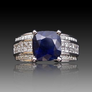 Bague Or gris 18 k Saphir 3.3 Ct Naturel non Chauffé Royal blue et Diamants .