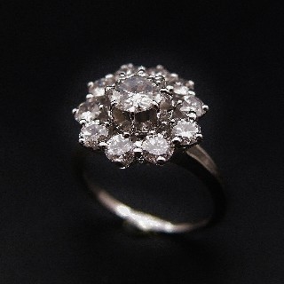 Bague entourage Or Gris 18K avec Diamants. Vers 1960