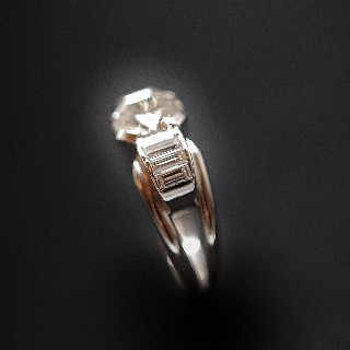 Solitaire en platine avec Diamant brillant 1.54 Cts qualité J-VVS2 .