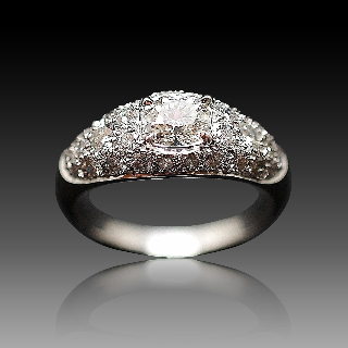 Bague Or Gris 18k avec 1.54 Cts de Diamants brillants et Coussin. Bague Or Gris 18k avec 1.54 Cts de Diamants brillants et Coussin.