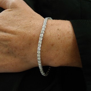 Bracelet ligne en or gris 18k avec 7.01 Cts de Diamants brillants Extrablancs.