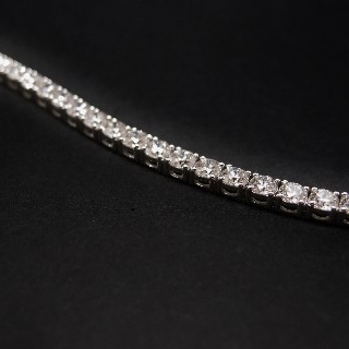 Bracelet ligne en or gris 18k avec 7.01 Cts de Diamants brillants Extrablancs.