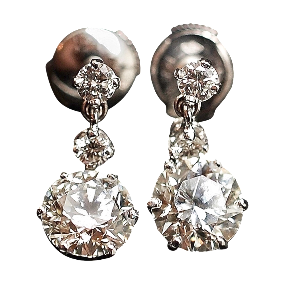  Boucles d'oreilles Dormeuses en or gris 18k et Platine vers 1950 avec 3.87 Cts de Diamants.