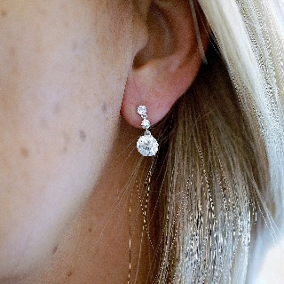  Boucles d'oreilles Dormeuses en or gris 18k et Platine vers 1950 avec 3.87 Cts de Diamants.