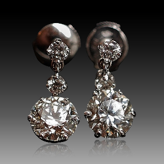 Boucles d'oreilles Dormeuses en or gris 18k et Platine vers 1950 avec 3.87 Cts de Diamants. Boucles d'oreilles Dormeuses en or gris 18k et Platine vers 1950 avec 3.87 Cts de Diamants.