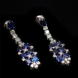 Boucles d'oreilles Pendantes en Platine avec Saphirs et Diamants.