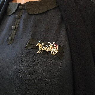 Broche "Cheval empannaché avec cariole et cocher " Or 18k massif .