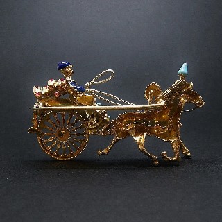 Broche "Cheval empanaché avec cariole et cocher " Or 18k massif .