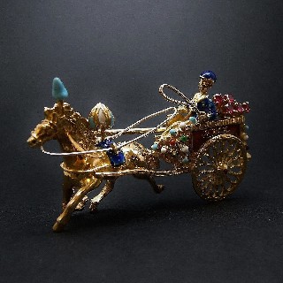 Broche "Cheval empanaché avec cariole et cocher " Or 18k massif .