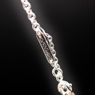 Collier Pendentif Cartier Charms de 2006 en or gris 18k, Maille Jaseron.