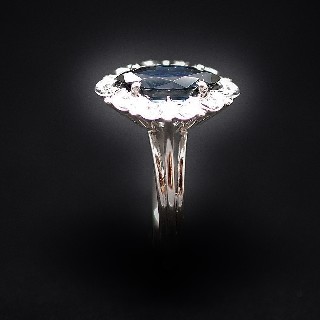 Bague en or gris 18k avec saphir fin et diamants .Taille 53 Bague en or gris 18k avec saphir fin et diamants .Taille 53