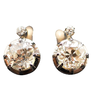 Boucles d'oreilles Dormeuses en or gris 18k et Platine vers 1920 avec 3.80 Cts de Diamants. Boucles d'oreilles Dormeuses en or gris 18k et Platine vers 1920 avec 3.80 Cts de Diamants.