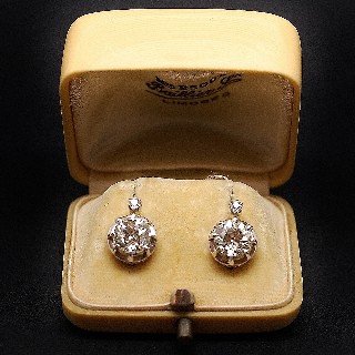 Boucles d'oreilles Dormeuses en or gris 18k et Platine vers 1920 avec 3.80 Cts de Diamants. Boucles d'oreilles Dormeuses en or gris 18k et Platine vers 1920 avec 3.80 Cts de Diamants.