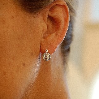 Boucles d'oreilles Dormeuses en or gris 18k et Platine vers 1920 avec 3.80 Cts de Diamants. Boucles d'oreilles Dormeuses en or gris 18k et Platine vers 1920 avec 3.80 Cts de Diamants.