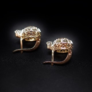 Boucles d'oreilles Dormeuses en or gris 18k et Platine vers 1920 avec 3.80 Cts de Diamants. Boucles d'oreilles Dormeuses en or gris 18k et Platine vers 1920 avec 3.80 Cts de Diamants.