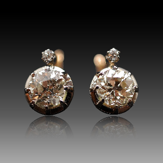  Boucles d'oreilles Dormeuses en or gris 18k et Platine vers 1920 avec 3.80 Cts de Diamants.