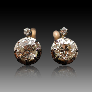 Boucles d'oreilles Dormeuses en or gris 18k et Platine vers 1920 avec 3.80 Cts de Diamants. Boucles d'oreilles Dormeuses en or gris 18k et Platine vers 1920 avec 3.80 Cts de Diamants.