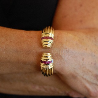 Bracelet Jonc rigide ouvrant en Or 18k avec Rubis calibrés