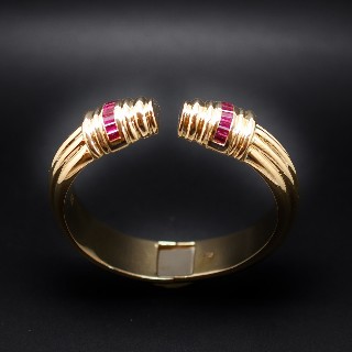 Bracelet Jonc rigide ouvrant en Or 18k avec Rubis calibrés