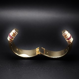 Bracelet Jonc rigide ouvrant en Or 18k avec Rubis calibrés