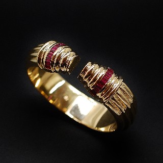 Bracelet Jonc rigide ouvrant en Or 18k avec Rubis calibrés