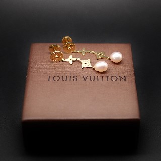 Boucles d'oreilles Louis Vuitton en or jaune 18k Monogram perles de  culture.