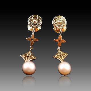 Boucles d'oreilles Louis Vuitton en or jaune 18k "Monogram" perles de culture.