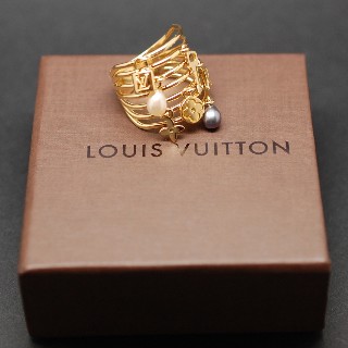 Bague Louis Vuitton en or jaune 18k "Monogram" perles de culture. taille 56